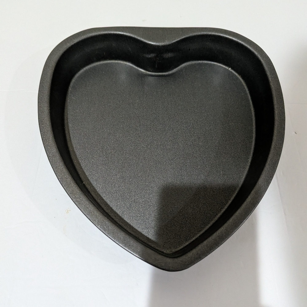 Wilton 9"X 1" Heart-Shaped Dark Gray Baking Pan